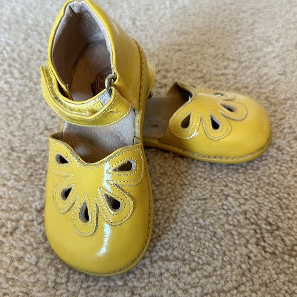 Toddler Girls Livie & Luca Petal Shoes - Picture 2 of 5